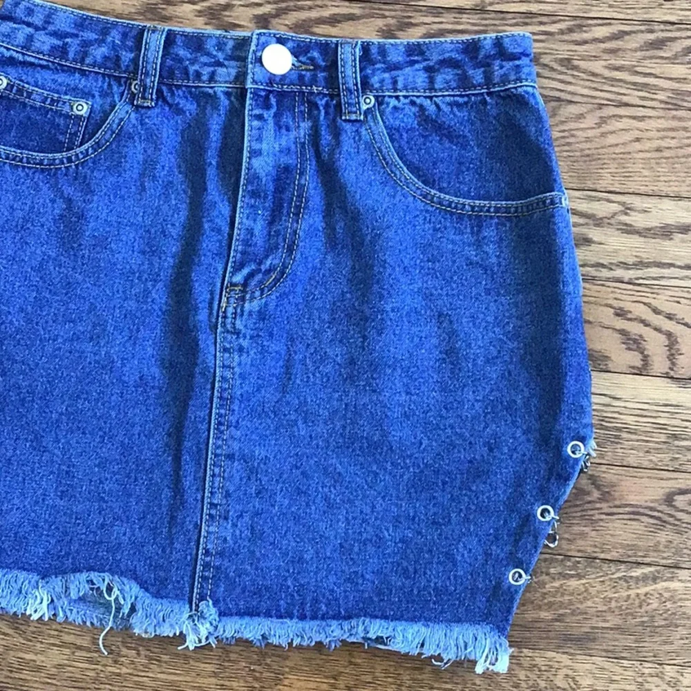 PRETTY LITTLE THING CHAIN LINKED DENIM SKIRT